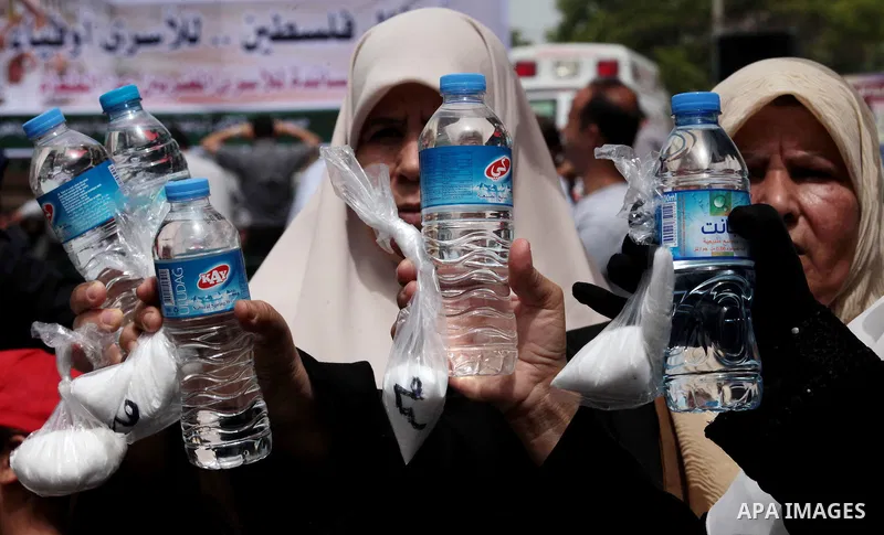 Palestinians take part a protest to solidarity with Palestinian prisoners held in Israeli jails, in Gaza city June 04, 2014. About 120 Palestinians imprisoned without trial in Israel on an open hunger strike, and only sa...