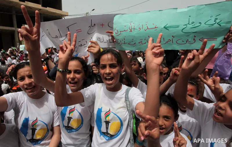 Palestinians take part a protest to solidarity with Palestinian prisoners held in Israeli jails, in Gaza city June 04, 2014. About 120 Palestinians imprisoned without trial in Israel on an open hunger strike, and only sa...