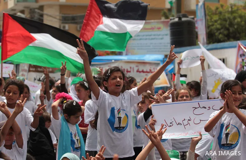 Palestinians take part a protest to solidarity with Palestinian prisoners held in Israeli jails, in Gaza city June 04, 2014. About 120 Palestinians imprisoned without trial in Israel on an open hunger strike, and only sa...