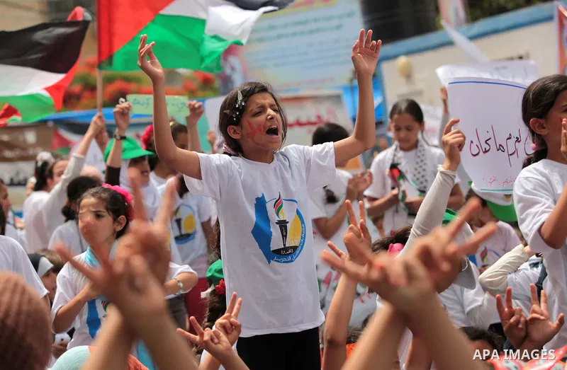 Palestinians take part a protest to solidarity with Palestinian prisoners held in Israeli jails, in Gaza city June 04, 2014. About 120 Palestinians imprisoned without trial in Israel on an open hunger strike, and only sa...