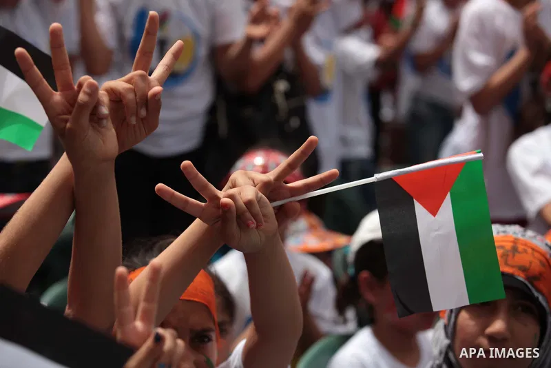 Palestinians take part a protest to solidarity with Palestinian prisoners held in Israeli jails, in Gaza city June 04, 2014. About 120 Palestinians imprisoned without trial in Israel on an open hunger strike, and only sa...