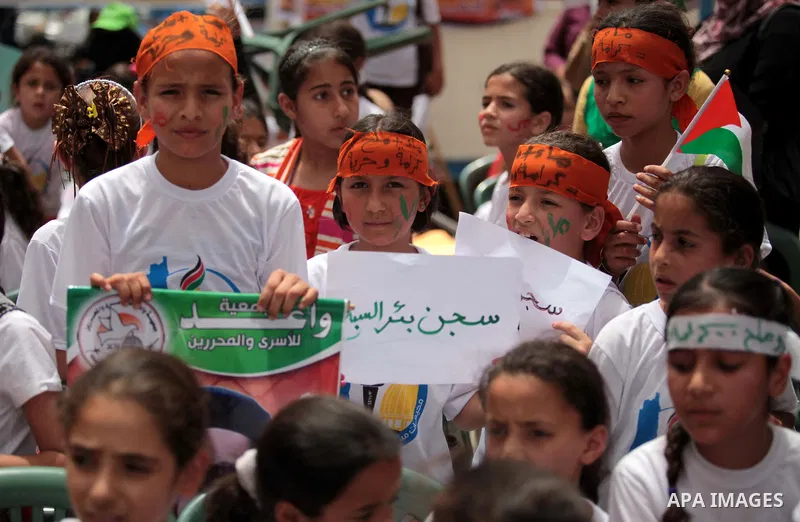 Palestinians take part a protest to solidarity with Palestinian prisoners held in Israeli jails, in Gaza city June 04, 2014. About 120 Palestinians imprisoned without trial in Israel on an open hunger strike, and only sa...