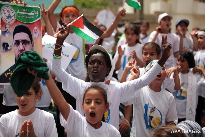 Palestinians take part a protest to solidarity with Palestinian prisoners held in Israeli jails, in Gaza city June 04, 2014. About 120 Palestinians imprisoned without trial in Israel on an open hunger strike, and only sa...