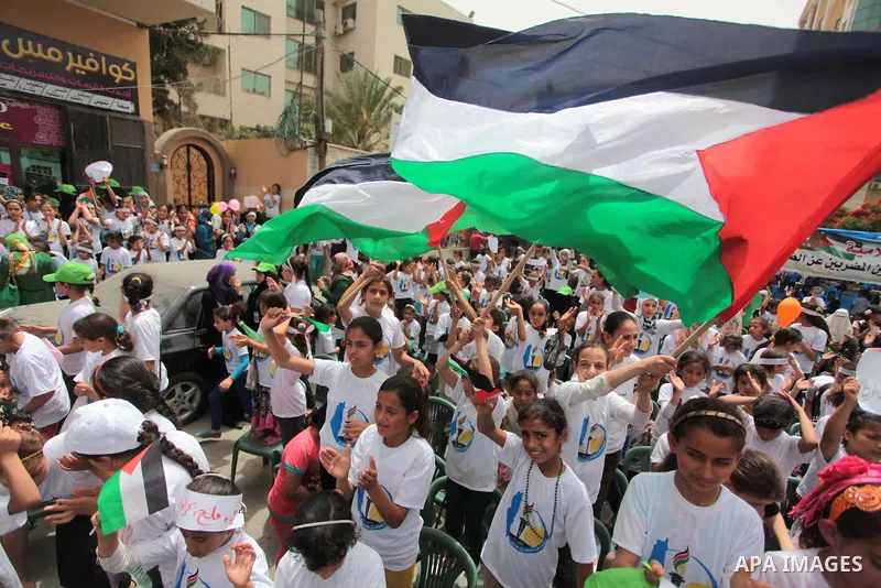 Palestinians take part a protest to solidarity with Palestinian prisoners held in Israeli jails, in Gaza city June 04, 2014. About 120 Palestinians imprisoned without trial in Israel on an open hunger strike, and only sa...