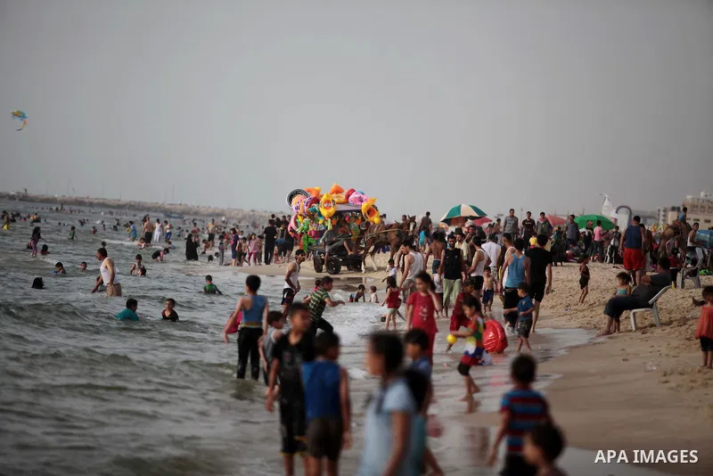 Palestinians enjoy a hot day at the beach of Gaza City on June 04, 2014. Photo by Ashraf Amra