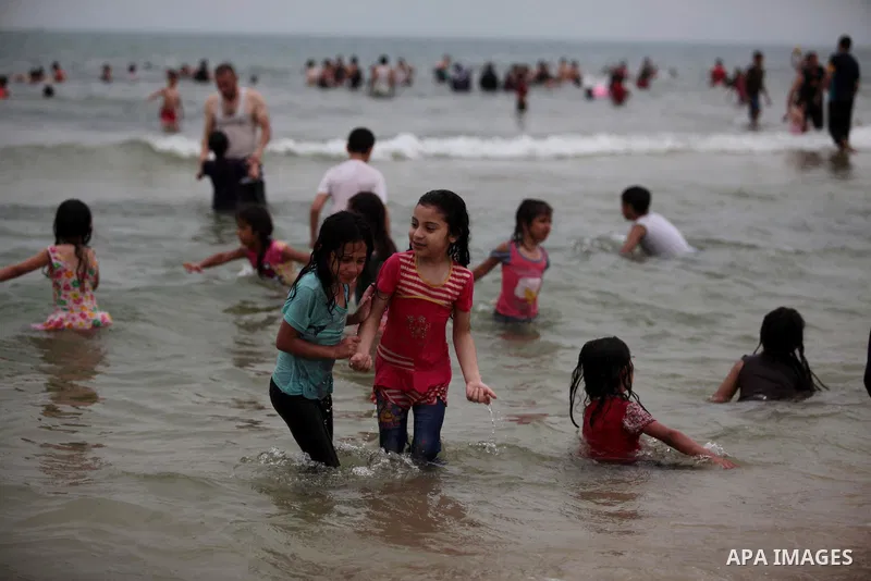 Palestinians enjoy a hot day at the beach of Gaza City on June 04, 2014. Photo by Ashraf Amra
