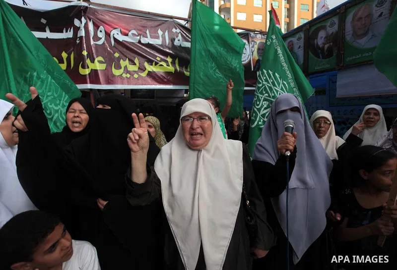 Palestinian woman take part in a protest in solidarity with prisoners on hunger strike, outside Red Cross office, in Gaza City, June 5, 2014. Some 120 Palestinians jailed without trial in Israel have been on an open-ende...