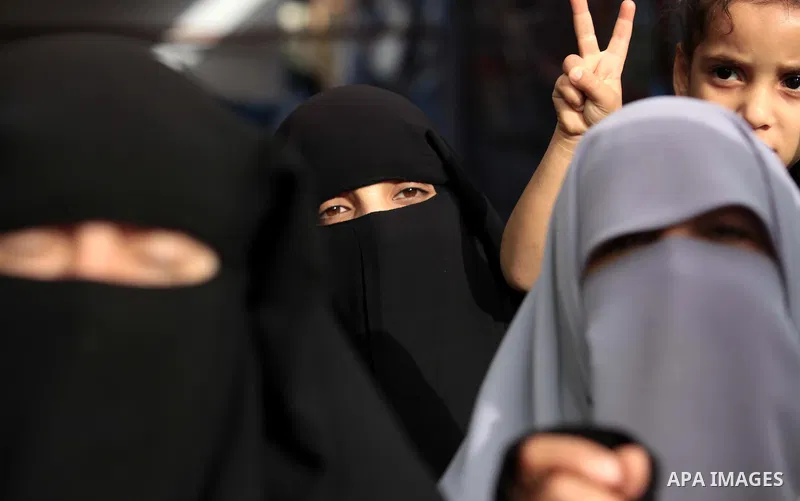 Palestinian woman take part in a protest in solidarity with prisoners on hunger strike, outside Red Cross office, in Gaza City, June 5, 2014. Some 120 Palestinians jailed without trial in Israel have been on an open-ende...