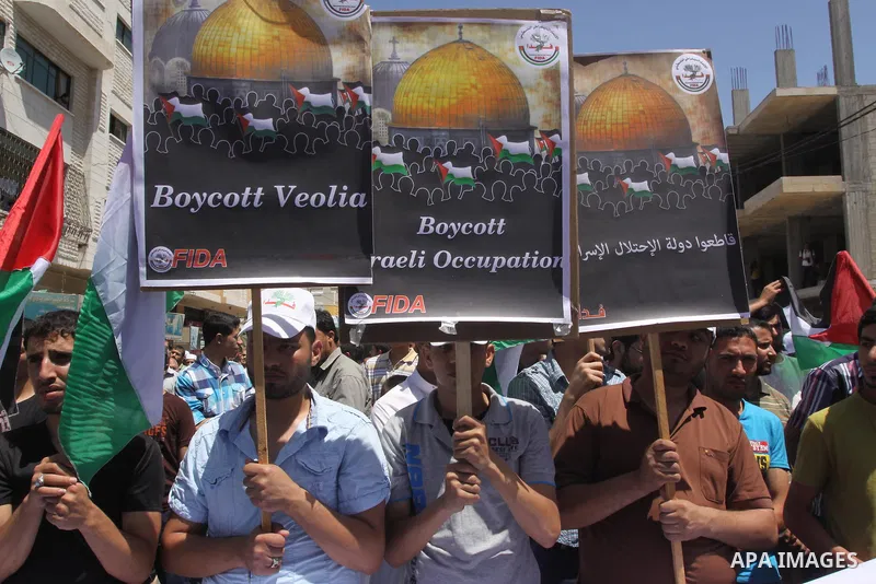Palestinians take part in a rally in solidarity with prisoners on hunger strike, and the global alliance for the support of Al-Quds (Jerusalem) outside Red Cross office in Gaza City on June 6, 2014. Some 120 Palestinians...