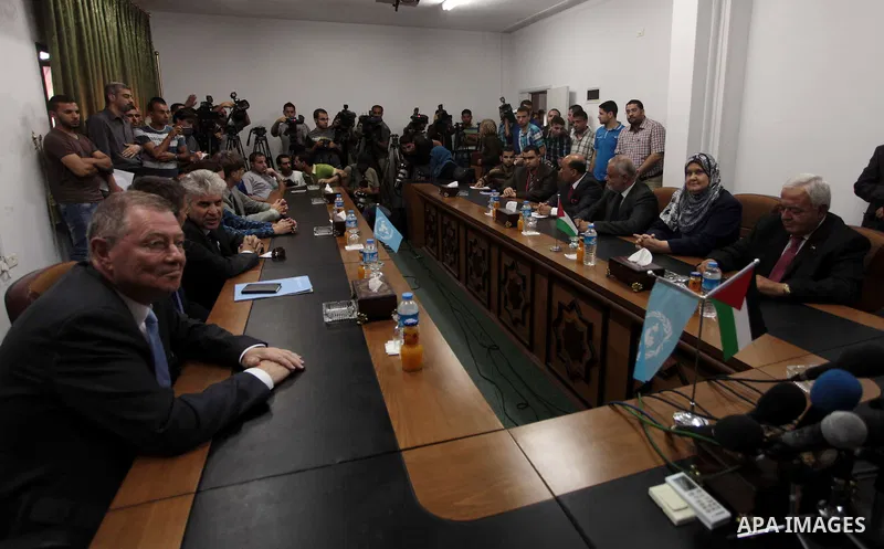 Ministers of unity government in Gaza Strip, meet with the special envoy of the United Nations in the Middle East, Robert Serry, in Gaza City on June 08, 2014. Photo by Ashraf Amra