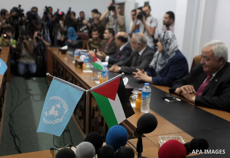 Ministers of unity government in Gaza Strip, meet with the special envoy of the United Nations in the Middle East, Robert Serry, in Gaza City on June 08, 2014. Photo by Ashraf Amra