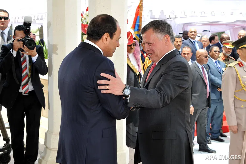 A handout picture made available on June 8, 2014 by the Egyptian presidency shows Egyptian President Abdel-Fattah el-Sissi, left, greets Jordan's King Abdullah II during his inauguration ceremonies at the presidential pa...