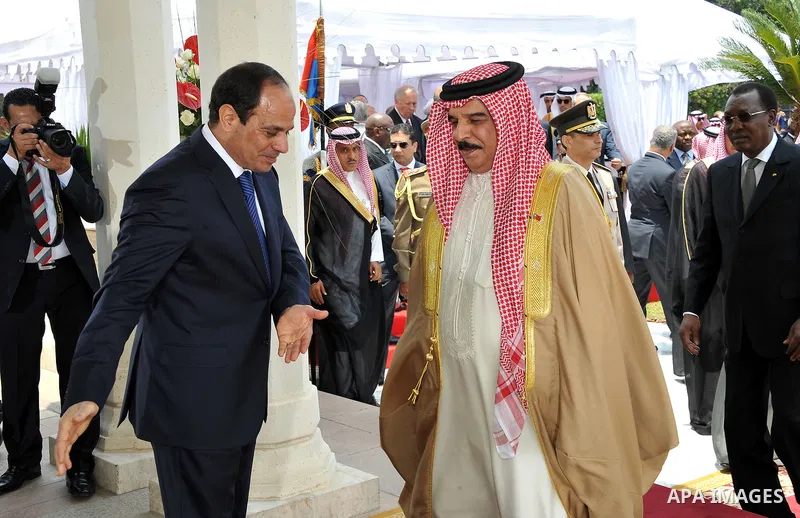 A handout picture made available on June 8, 2014 by the Egyptian presidency shows Egyptian President Abdel-Fattah el-Sissi, left, greets Bahrain's King Hamad bin Isa Al Khalifa during his inauguration ceremonies at the p...