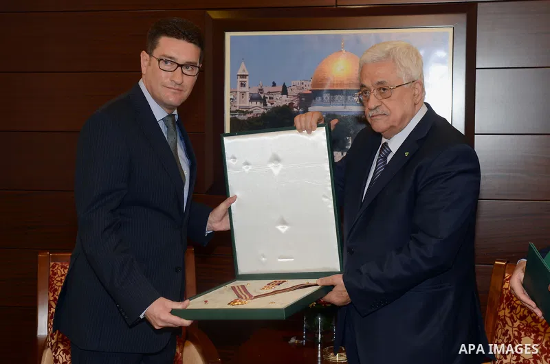 Palestinian President Mahmoud Abbas (Abu Mazen) gives the representative of Hungary Chapa Sepera , Sam star of Jerusalem from the middle class in the West Bank city of Ramallah, on June 14, 2014. Photo by Thaer Ganaim