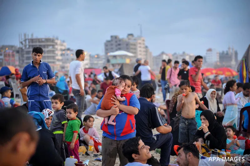 Palestinians enjoy the weekend at the beach of Gaza City June 20, 2014. Photo by Ezz al-Zanoun