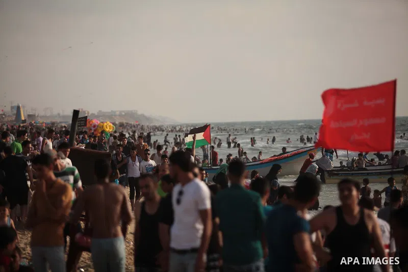Palestinians enjoy the weekend at the beach of Gaza City June 20, 2014. Photo by Ashraf Amra