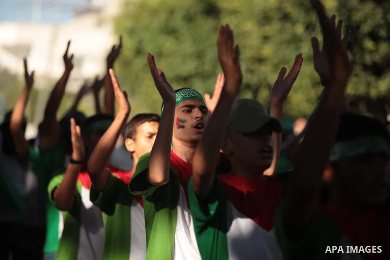 Palestinian children chant during a rally in solidarity with the hunger-striking Palestinian prisoners held by Israel, in Jabalia refugee camp in the northern Gaza Strip, June 24, 2014. Nearly 300 Palestinian prisoners h...