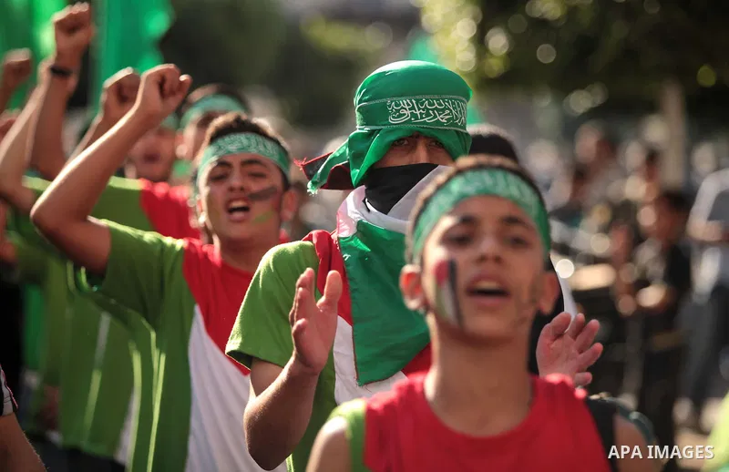 Palestinian children chant during a rally in solidarity with the hunger-striking Palestinian prisoners held by Israel, in Jabalia refugee camp in the northern Gaza Strip, June 24, 2014. Nearly 300 Palestinian prisoners h...