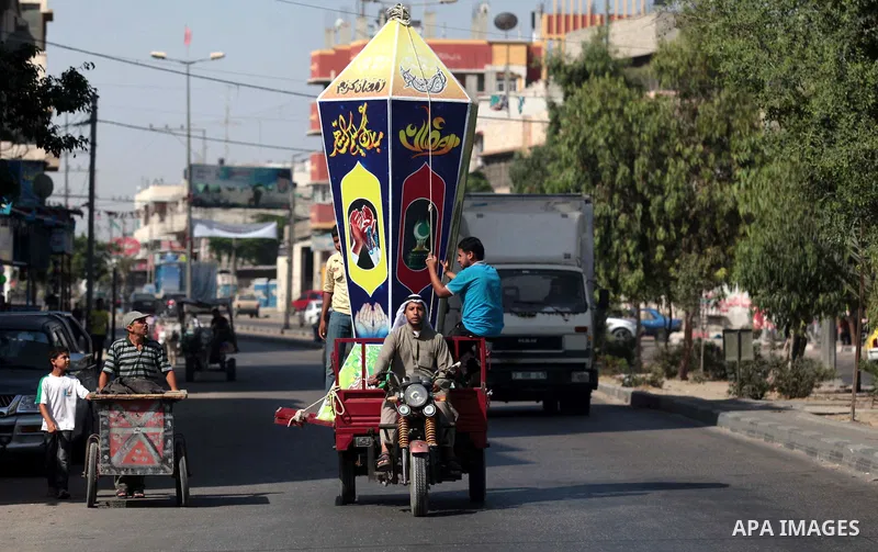 Palestinian youths transport a large Ramadan decoration known as fanus, in Gaza City on June 28, 2014 on the eve of the start of the Muslim holy month of Ramadan. During Ramadan, Muslim believers abstain from eating, dri...
