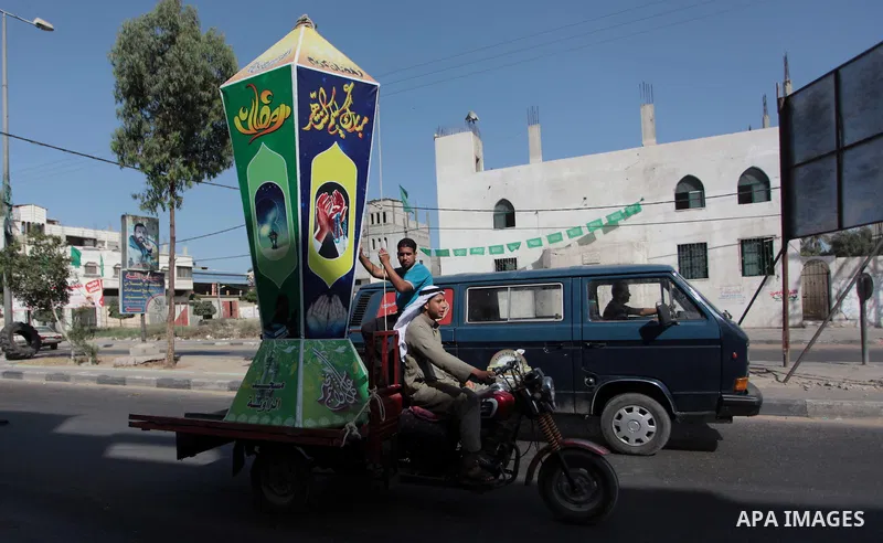 Palestinian youths transport a large Ramadan decoration known as fanus, in Gaza City on June 28, 2014 on the eve of the start of the Muslim holy month of Ramadan. During Ramadan, Muslim believers abstain from eating, dri...