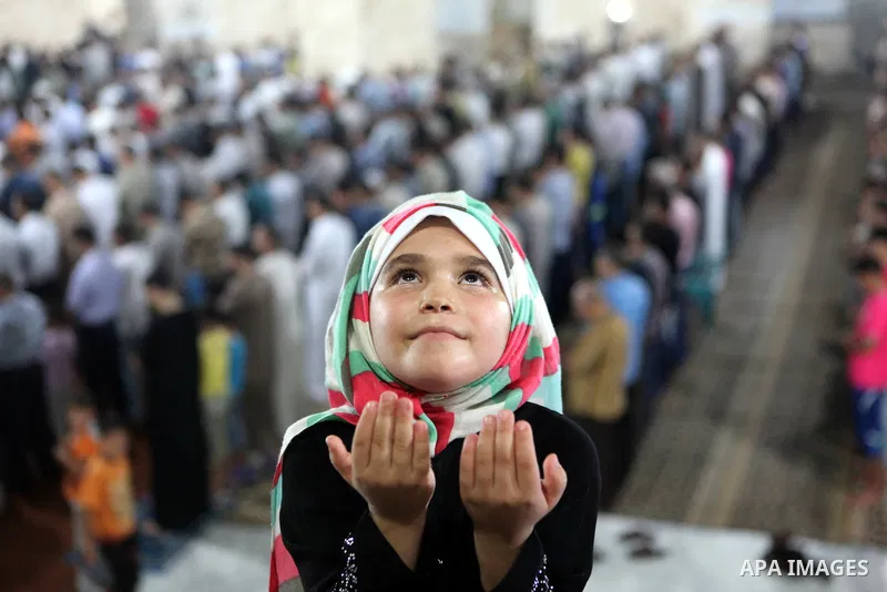 Palestinian Muslims pray al-Taraweeh prayer at al-Omari Mosque in Gaza city on June 28, 2014. Muslim believers abstain from eating, drinking, smoking and having sex from dawn until sunset. Ramadan is sacred to Muslims be...