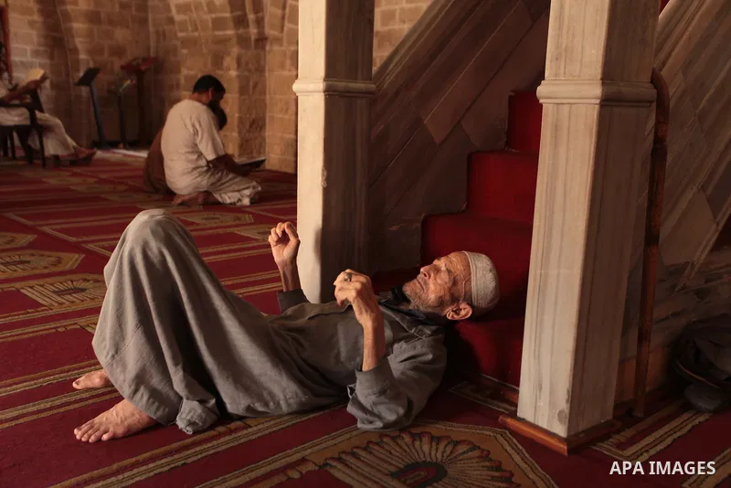 Palestinian muslims sleep at mosque during the Muslims fasting month of Ramadan in Gaza city, on June 30, 2014. Muslims around the world refrain from eating, drinking and sexual intercourse from dawn till dusk during Ram...
