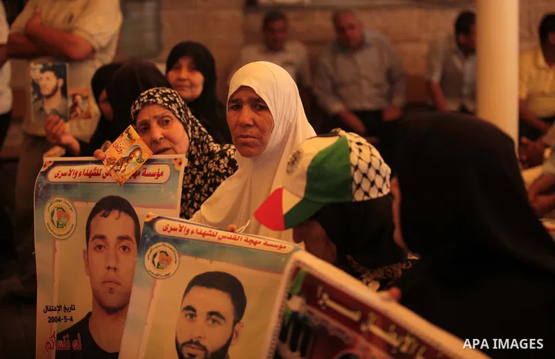 Palestinians take part in a protest in support of the Palestinian prisoners held in Israeli jails in front of the Red cross office in Gaza City on June 30, 2014. Photo by Ashraf Amra