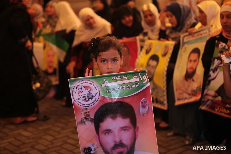 Palestinians take part in a protest in support of the Palestinian prisoners held in Israeli jails in front of the Red cross office in Gaza City on June 30, 2014. Photo by Ashraf Amra