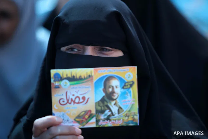 Palestinians take part in a protest in support of the Palestinian prisoners held in Israeli jails in front of the Red cross office in Gaza City on June 30, 2014. Photo by Ashraf Amra