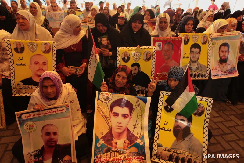 Palestinians take part in a protest in support of the Palestinian prisoners held in Israeli jails in front of the Red cross office in Gaza City on June 30, 2014. Photo by Ashraf Amra