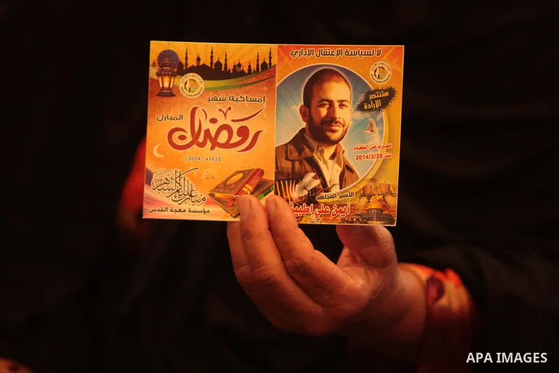 Palestinians take part in a protest in support of the Palestinian prisoners held in Israeli jails in front of the Red cross office in Gaza City on June 30, 2014. Photo by Ashraf Amra