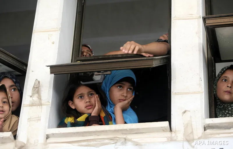 Palestinian girls look at the body of a Hamas gunman Mohammed Ebeid during his funeral in Deir El-Balah in the central Gaza Strip June 30, 2014. Israeli forces attacked militant targets in the Gaza Strip on Sunday, killi...