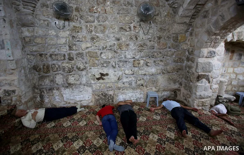 Palestinian muslims rest at a mosque during the holy month of Ramadan in West Bank City of Nablus, on June 30, 2014. Muslims around the world refrain from eating, drinking and sexual intercourse from dawn till dusk durin...