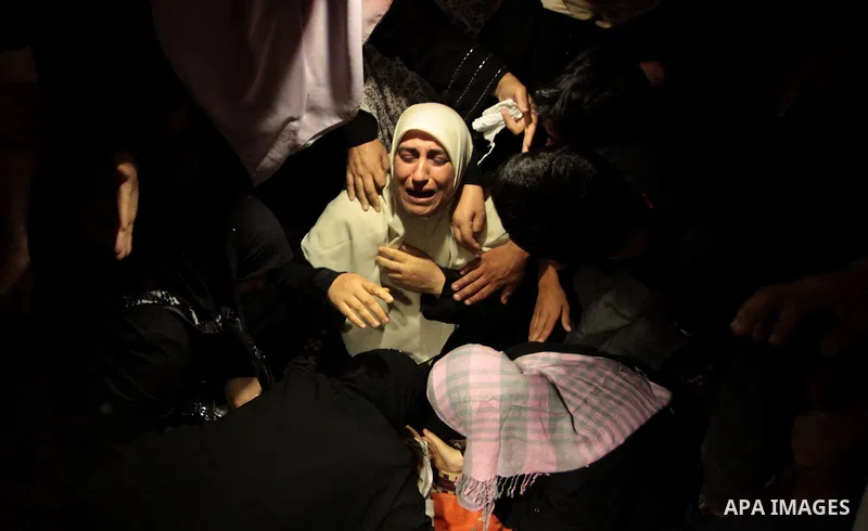 Mourners carry the body of Palestinian militant Marwan Sleem during his funeral in the central Gaza Strip July 7, 2014. Israel killed two Palestinian militants, one of them Sleem, and wounded a third in one of about a do...