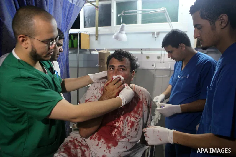 Palestinians and medics carry a man, who medics said was wounded in Israeli shelling, at a hospital in Gaza City July 20, 2014. Israel said on Sunday it had expanded its ground offensive in Gaza and militants kept up roc...