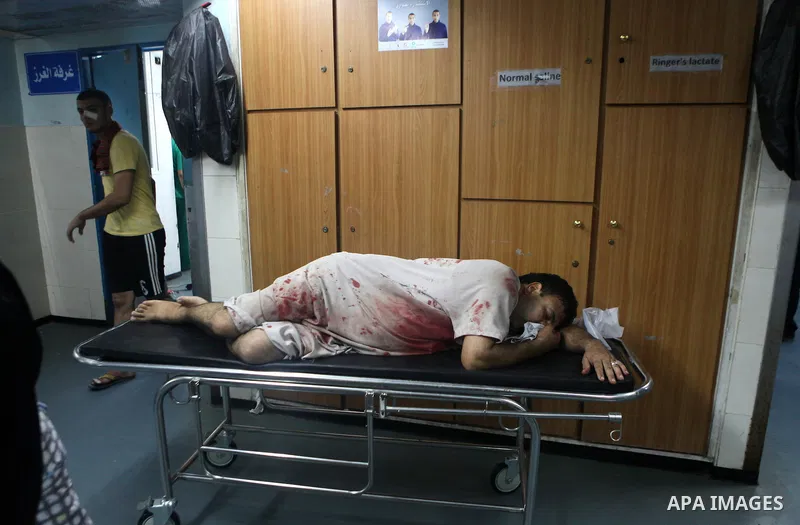 Palestinians and medics carry a man, who medics said was wounded in Israeli shelling, at a hospital in Gaza City July 20, 2014. Israel said on Sunday it had expanded its ground offensive in Gaza and militants kept up roc...