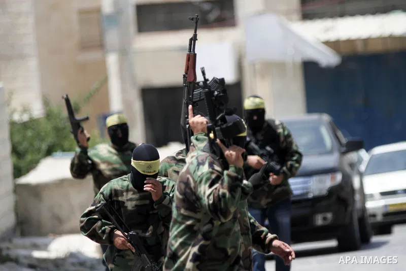 Palestinian gunmen hold their weapons during the funeral for Mahmoud al-Shawamreh in the West Bank town of Al-Ram near Jerusalem July 22, 2014. Israeli troops shot dead al-Shawamreh during clashes with stone-throwers in...