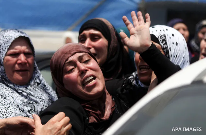 Palestinian relatives mourn during the funeral of Mahmoud al-Shawamreh in the West Bank town of Al-Ram near Jerusalem July 22, 2014. Israeli troops shot dead al-Shawamreh during clashes with stone-throwers in the occupie...