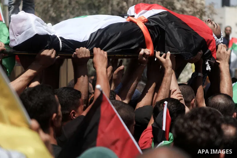 Palestinians carry the body of Mahmoud al-Shawamreh during his funeral in the West Bank town of Al-Ram near Jerusalem July 22, 2014. Israeli troops shot dead al-Shawamreh during clashes with stone-throwers in the occupie...