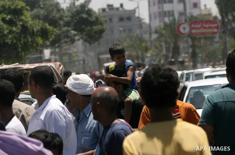 Palestinians flee their houses from Israeli shelling during an Israeli ground offensive east of Khan Younis in the southern Gaza Strip July 24, 2014. Israel won a partial reprieve from the economic pain of its Gaza war o...