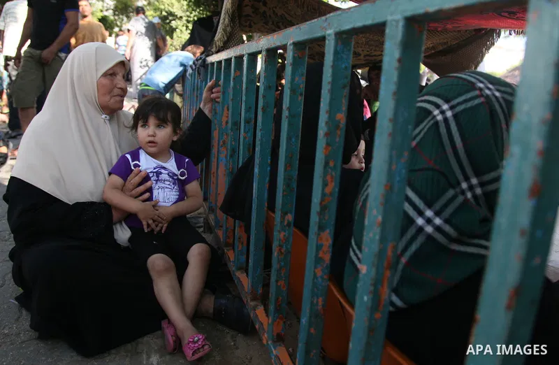Displaced Palestinians from the Shuja'iyya neighbourhood gather at Al-Shifa hospital in Gaza City, on July 24, 2014.. Photo by Ezz al-Zanoun
