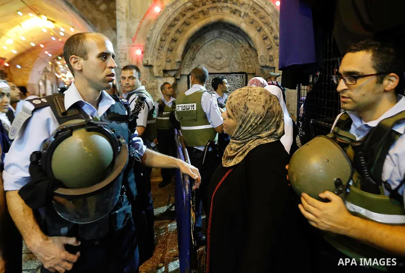 Israeli policemen stand guard as they barring entrance to the al-Aqsa mosque to men younger than 50 years, to mark Laylat al-Qadr, or Night of Destiny, in Jerusalem's Old City on July 24, 2014. On Friday, dozens of Pales...