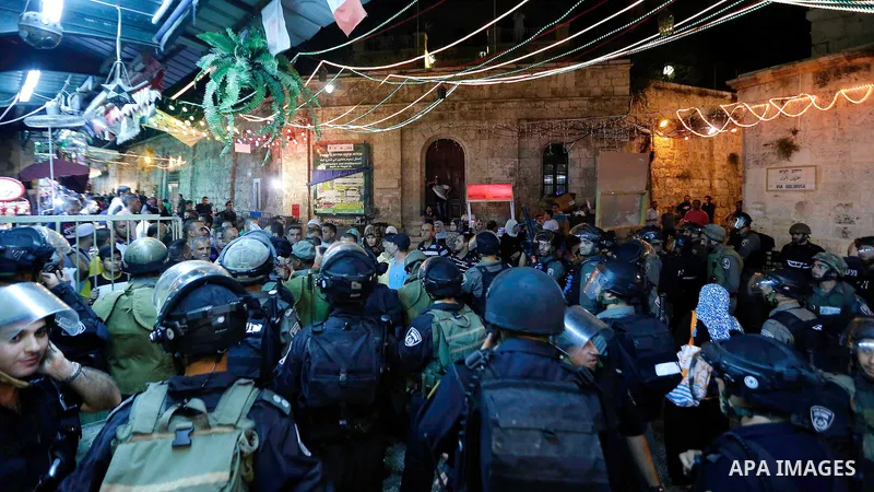 Israeli policemen stand guard as they barring entrance to the al-Aqsa mosque to men younger than 50 years, to mark Laylat al-Qadr, or Night of Destiny, in Jerusalem's Old City on July 24, 2014. On Friday, dozens of Pales...