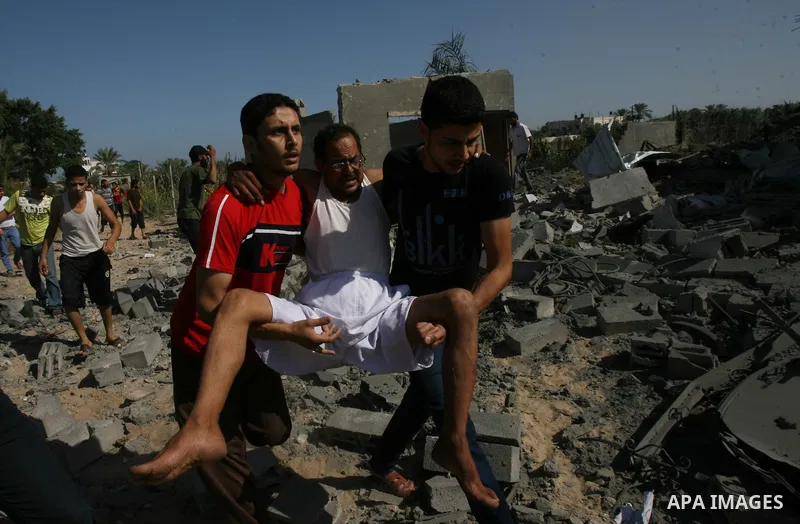 A Palestinian man, who was wounded in an Israeli strike, arrives at a hospital in Khan Yunis in the southern Gaza Strip on July 30, 2014. At least 54 people died in Israeli strikes across Gaza on July 30, including 16 ki...