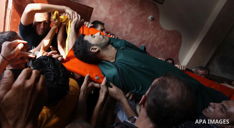 Palestinian mourners carry the body of Mohammed al-Daeri, 25, during his funeral in Gaza City on July 31, 2014. At least 10 people were killed in Israeli strikes on central and southern Gaza bringing the Palestinian deat...