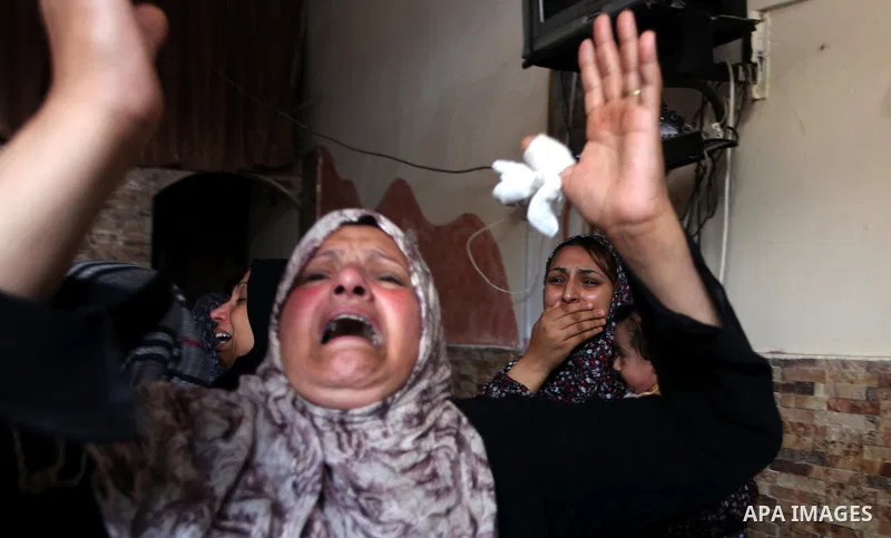 Palestinian relatives of Mohammed al-Daeri, 25, mourn during his funeral in Gaza City on July 31, 2014. At least 10 people were killed in Israeli strikes on central and southern Gaza bringing the Palestinian death toll t...