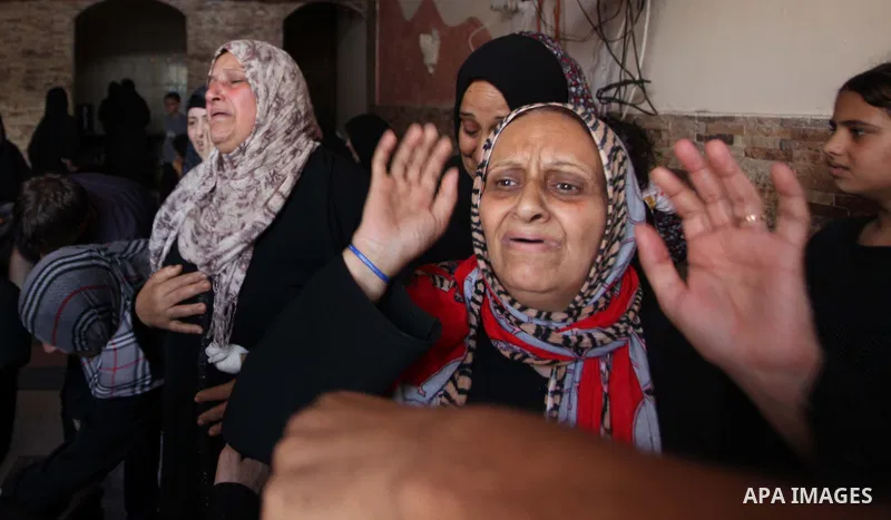 Palestinian relatives of Mohammed al-Daeri, 25, mourn during his funeral in Gaza City on July 31, 2014. At least 10 people were killed in Israeli strikes on central and southern Gaza bringing the Palestinian death toll t...