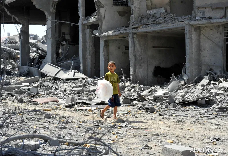 Palestinians carry their belongings from their destroyed houses in Beit Hanoun, Gaza Strip, August 1, 2014. A Gaza ceasefire was in jeopardy just hours after it began on Friday, with the Islamist group Hamas saying Israe...