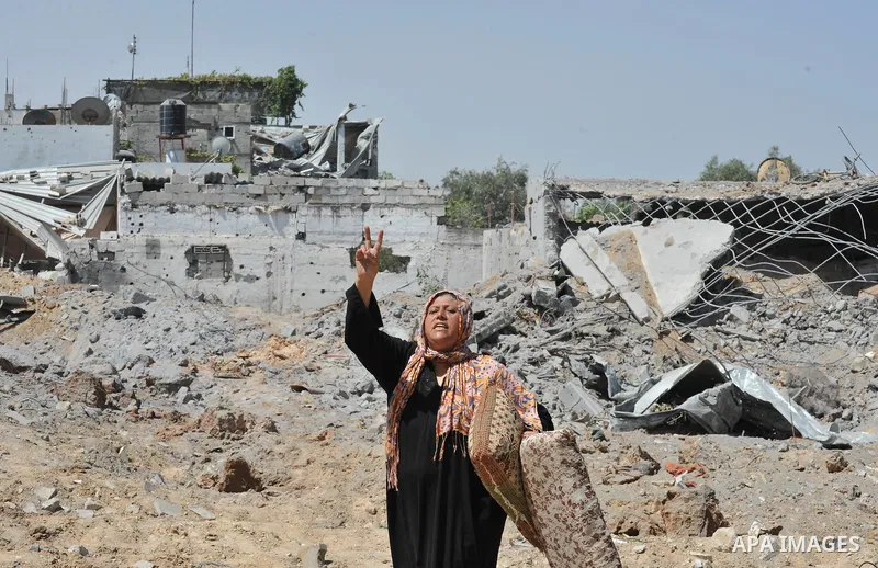 Palestinians carry their belongings from their destroyed houses in Beit Hanoun, Gaza Strip, August 1, 2014. A Gaza ceasefire was in jeopardy just hours after it began on Friday, with the Islamist group Hamas saying Israe...