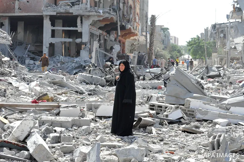 Palestinians carry their belongings from their destroyed houses in Beit Hanoun, Gaza Strip, August 1, 2014. A Gaza ceasefire was in jeopardy just hours after it began on Friday, with the Islamist group Hamas saying Israe...